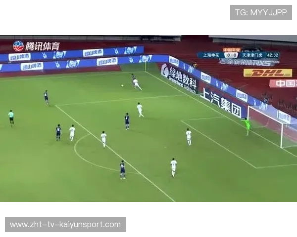 李源一中场抢断后果断打门，皮球擦着横梁飞出